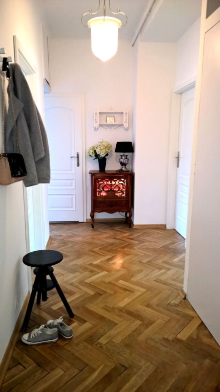 Ludwikowskie meble w przedpokoju