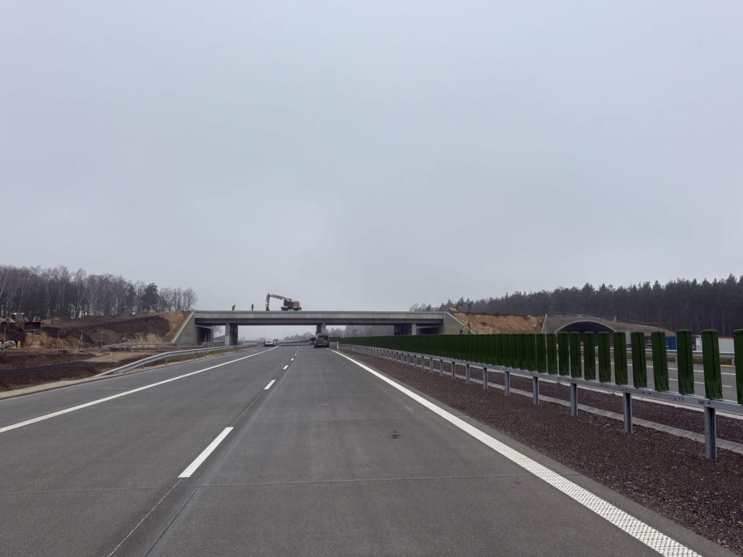 Na autostradzie A2 na wschód od Warszawy prace idą pełną parą, zarówno w dzień, jak i po zmroku