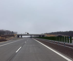 Na autostradzie A2 na wschód od Warszawy prace idą pełną parą, zarówno w dzień, jak i po zmroku