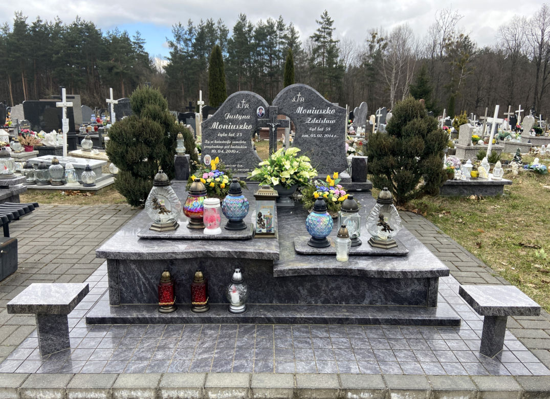 Grób stewardesy Justyny Moniuszko, która zginęła w katastrofie smoleńskiej