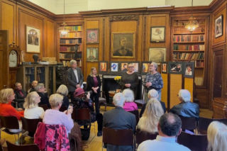 Wzruszający wieczór na Manhattanie. Rodzice czytali wiersze zmarłego syna