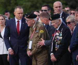 Prezydent RP Karol Nawrocki i pierwsza dama Marta Nawrocka podczas polowej mszy świętej na Polskim Cmentarzu Wojennym pod Monte Cassino