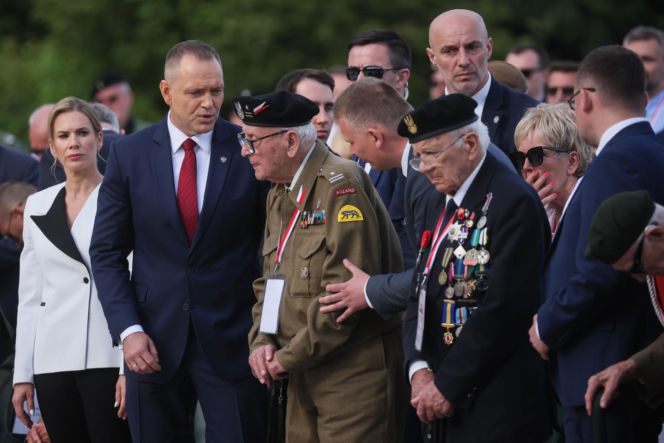 Prezydent RP Karol Nawrocki i pierwsza dama Marta Nawrocka podczas polowej mszy świętej na Polskim Cmentarzu Wojennym pod Monte Cassino
