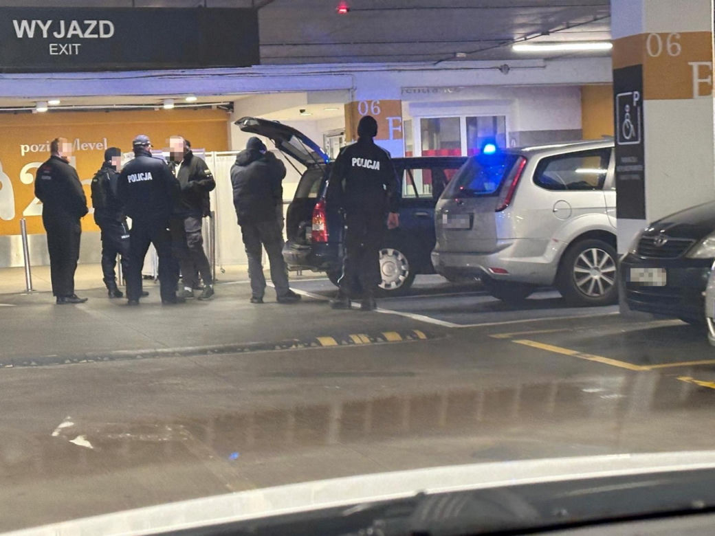 Napad na jubilera w galerii na Mokotowie. Złodzieje odjechali na hulajnogach! Trwa obława