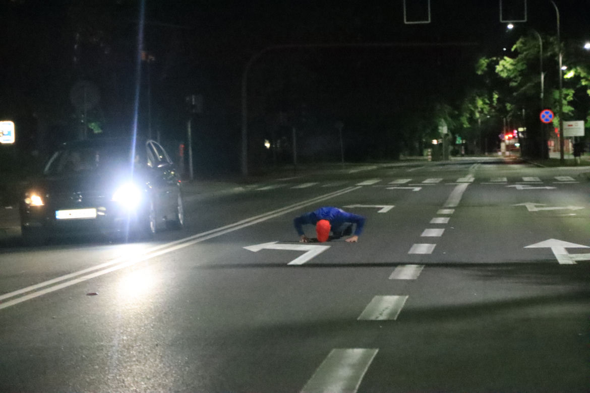 Sportowiec na środku jezdni