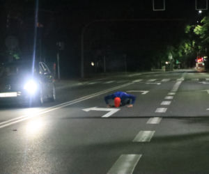 Sportowiec na środku jezdni
