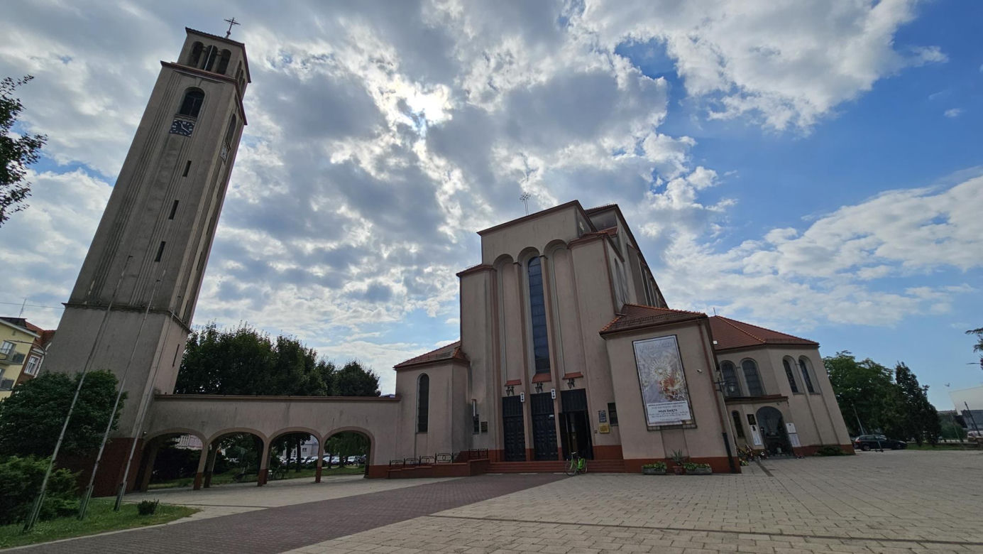 Urodziła Pawełka po kościołem