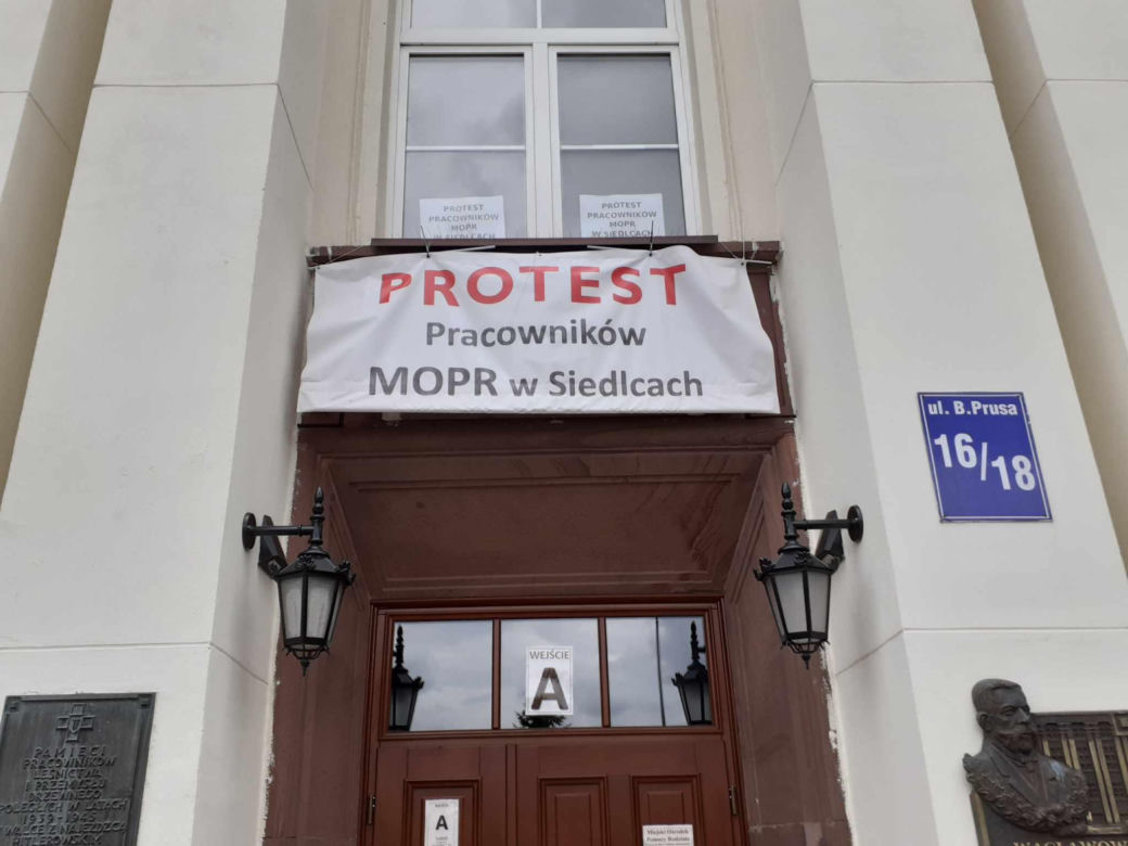 Akcja protestacyjna jest kolejnym działaniem w sporze zbiorowym pracowników MOPR z pracodawcą. Trwa on od 19 lutego br. 