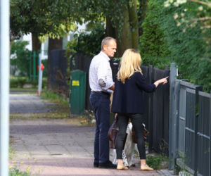 Tusk sprząta po psie