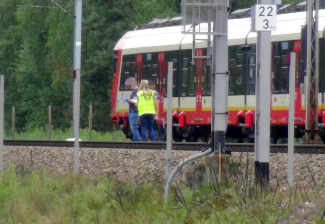 Koszmarny wypadek na torach. Zginął człowiek. Odwołane i opóźnione pociągi
