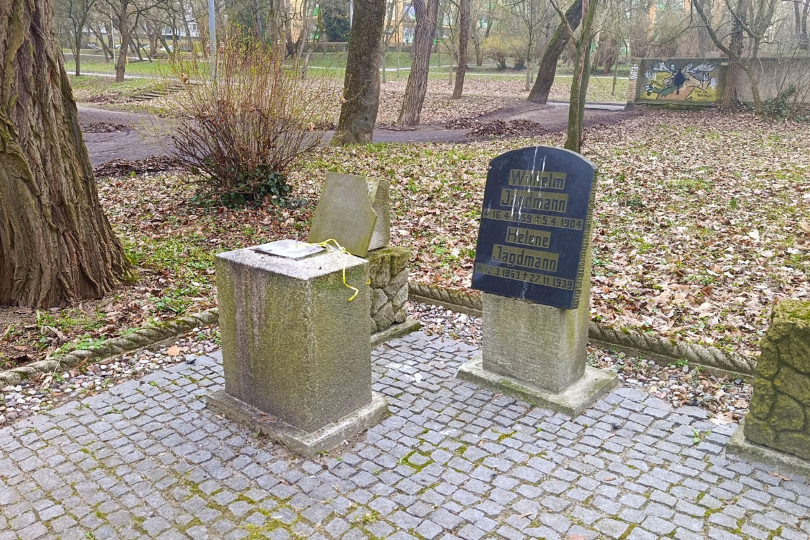 Wandalizm w lapidarium