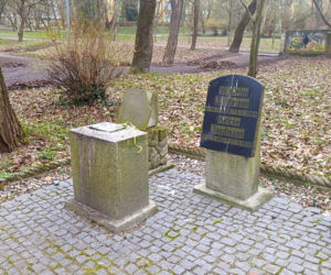 Wandalizm w lapidarium