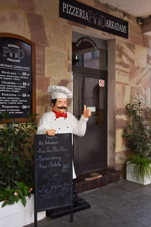 Pizzeria pod Arkadami w Toruniu. To miejsce zachwyciło Książula