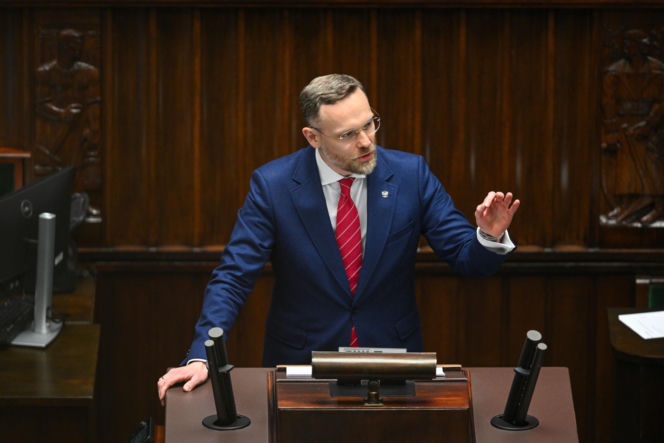 Sikroski bez hamulców do Macierewicza: Antek świrze!