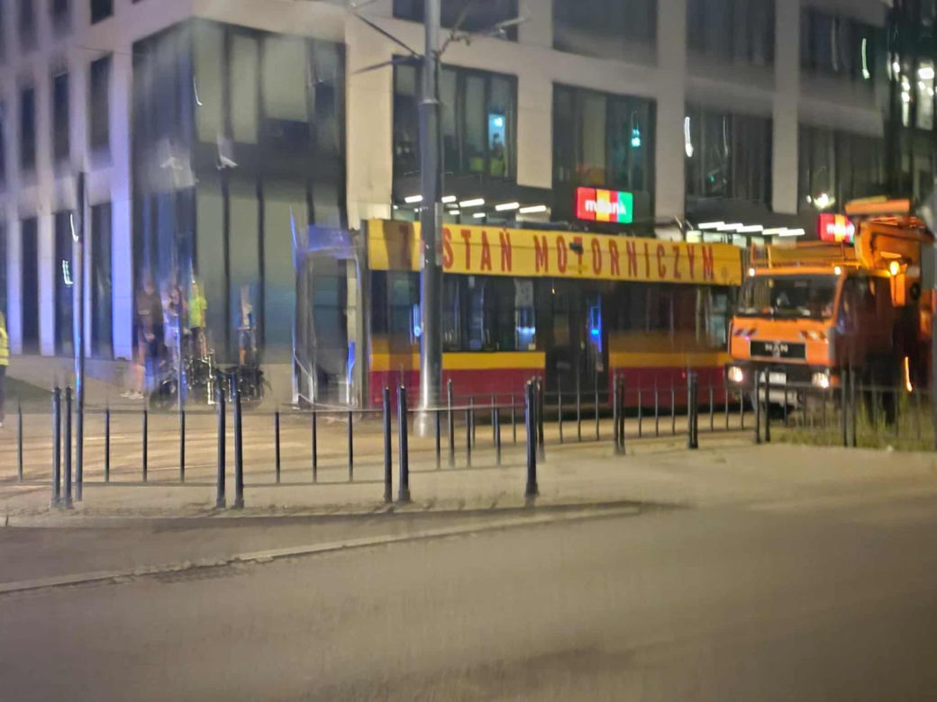 Łódź. Tramwaj wykoleił się po zderzeniu z autem. Zatrzymał się kilkanaście centymetrów przed budynkiem