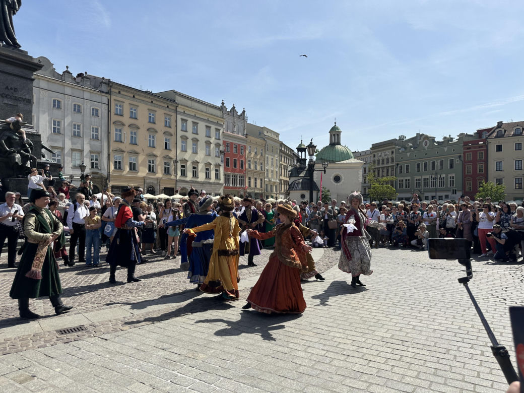 "Polonez wiosenny" na Rynku Głównym w Krakowie