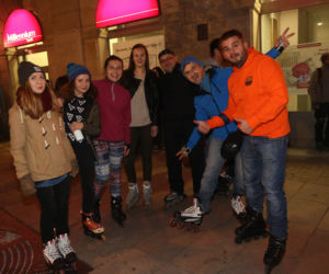 Nightskating. Warszawiacy przejechali stolicę na rolkach [Zdjęcia]