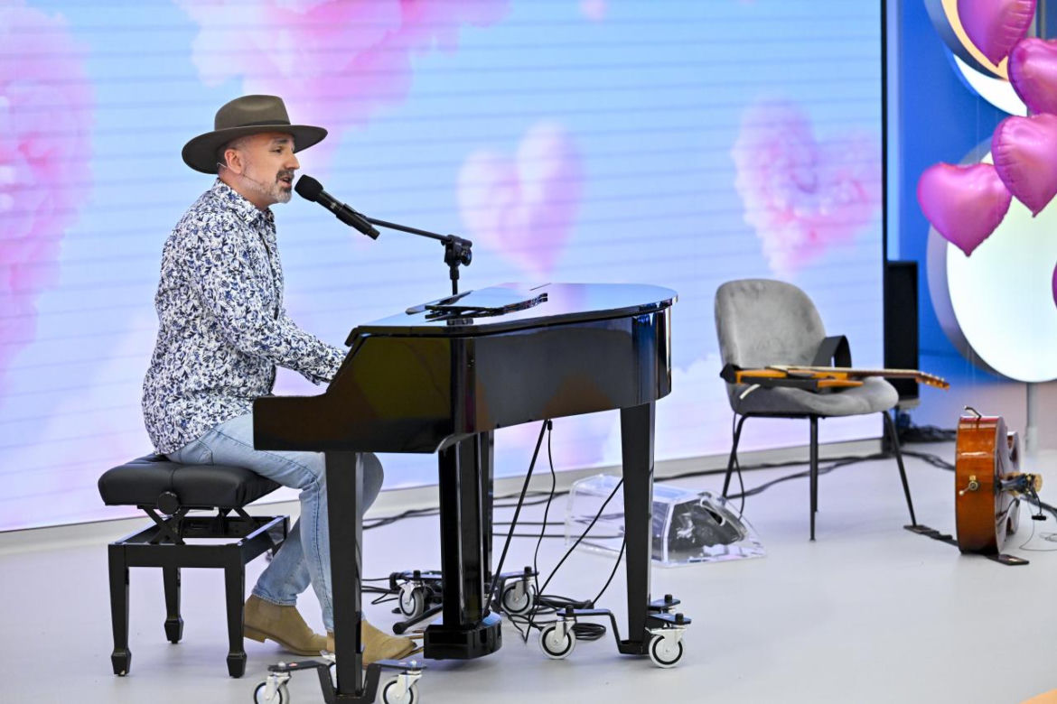 Niecodzienne sceny na warszawskim lotnisku. Zwycięzca "The Voice of Poland" zaśpiewał hymn czasów PRL-u 