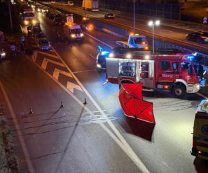 Na autostradzie A2 między węzłem Pruszków a węzłem Grodzisk Mazowiecki samochód osobowy potracił pieszego