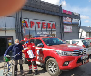 WOPR z Góry Kalwarii rozdaje emerytom maseczki