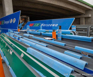 Na autostradzie A2 na wschód od Warszawy prace idą pełną parą, zarówno w dzień, jak i po zmroku