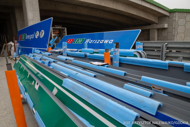 Na autostradzie A2 na wschód od Warszawy prace idą pełną parą, zarówno w dzień, jak i po zmroku