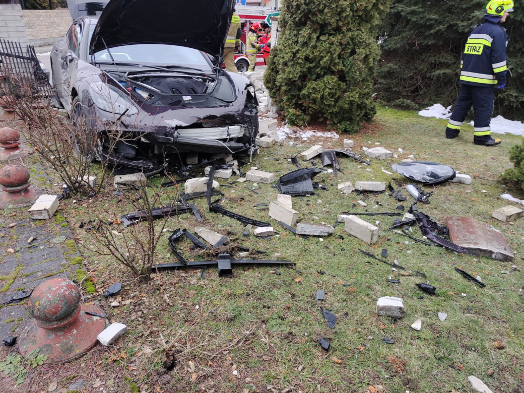 Luszowice. Porsche wypadło z drogi i przebiło ogrodzenie plebanii