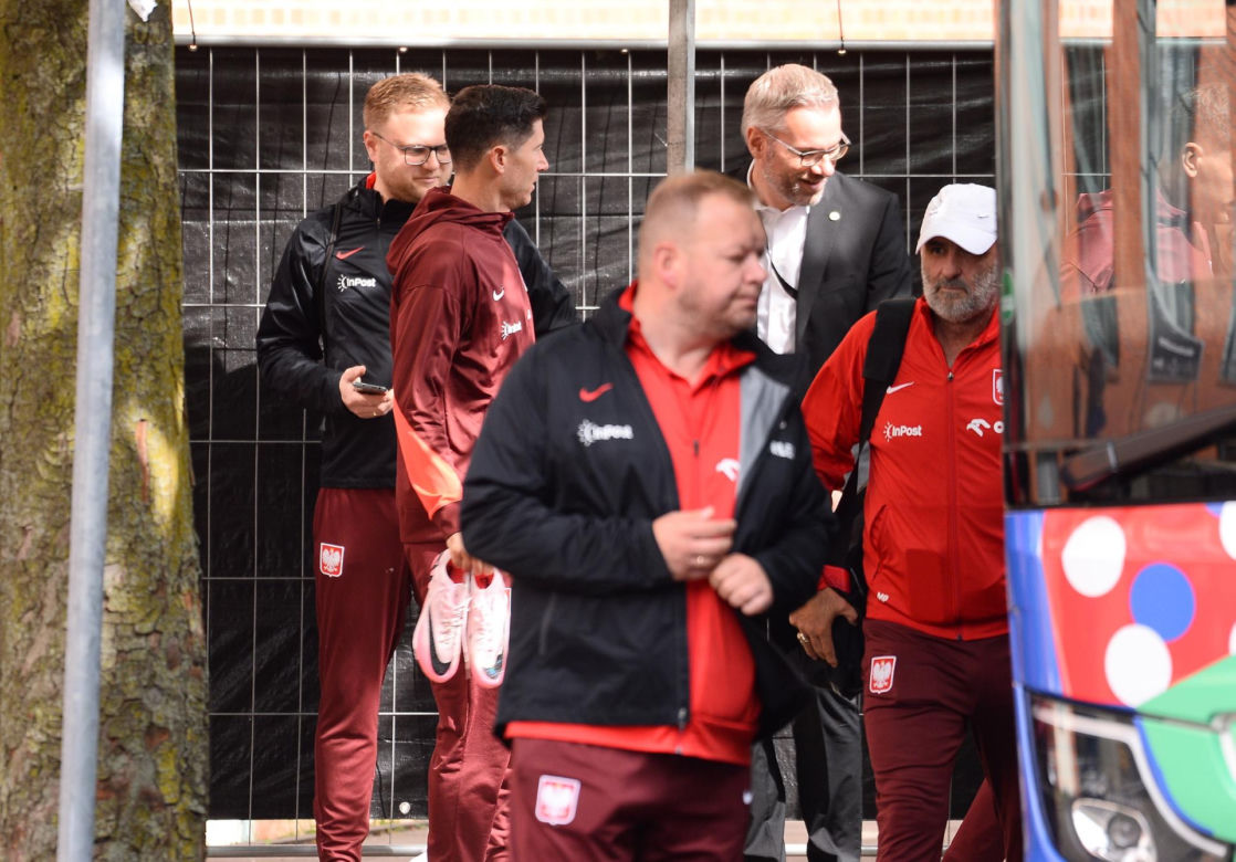Robert Lewandowski przyłapany przed treningiem z korkami