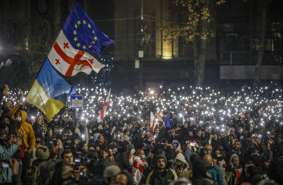 „Rewolucja fajerwerków”. Kolejna brutalna noc w Tbilisi 