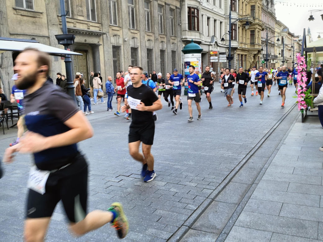 Rossmann Run 2025. Tłumy biegaczy wzięły udział w biegu ulicą Piotrkowską
