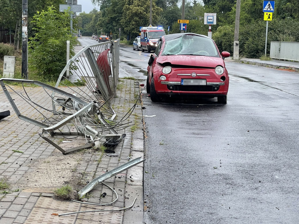 Pościg za pijanym kierowcą w Warszawie. Dachowanie i dwa rozbite samochody