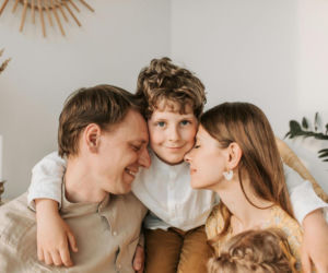 Jak powiedzieć dziecku o rozwodzie rodziców? Tych zasad warto pilnować podczas trudnej rozmowy