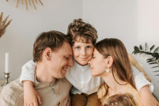 Jak powiedzieć dziecku o rozwodzie rodziców? Tych zasad warto pilnować podczas trudnej rozmowy