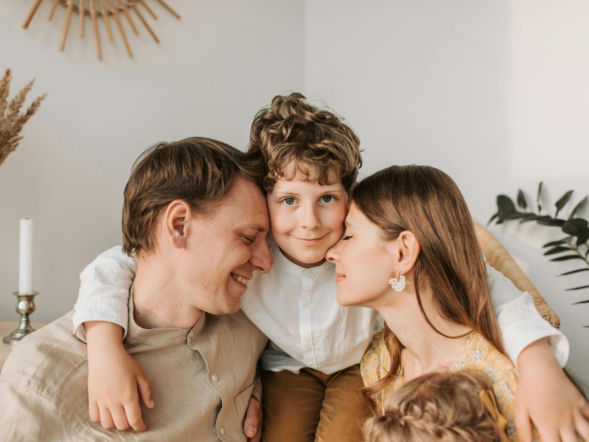 Jak budować poczucie bezpieczeństwa u dziecka? Codzienne rytuały i rodzinne historie to absolutny fundament