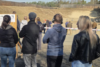 Huk strzałów i tłumy na strzelnicy. Piknik Strzelecki przyciągnął mieszkańców
