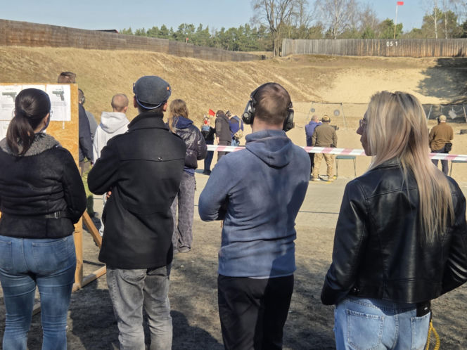 Huk strzałów i tłumy na strzelnicy. Piknik Strzelecki przyciągnął mieszkańców
