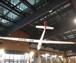 W galerii handlowej w Lesznie wylądował szybowiec