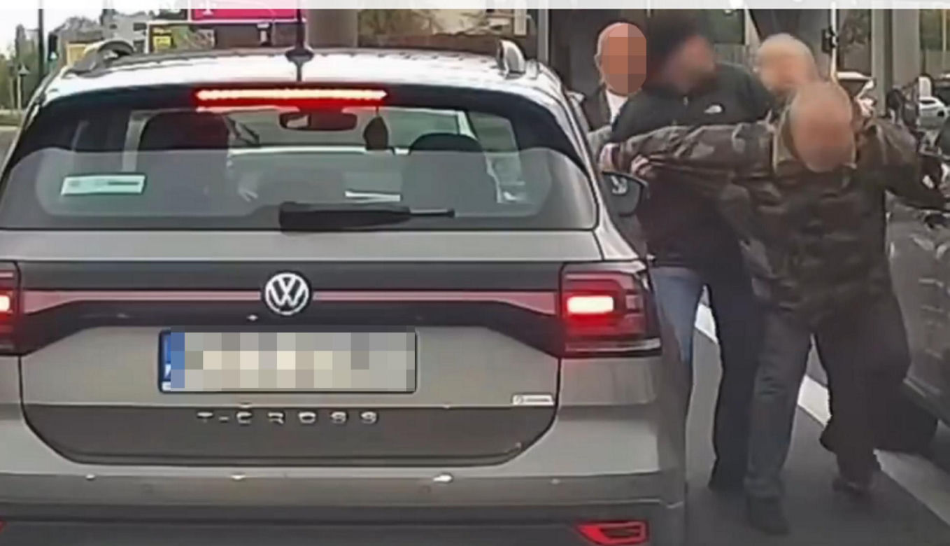 Kierowca Porsche zaatakował starszą kobietę. Chwilę potem uciekł spod świateł