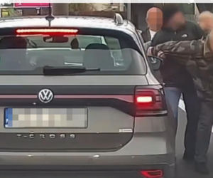 Kierowca Porsche zaatakował starszą kobietę. Chwilę potem uciekł spod świateł