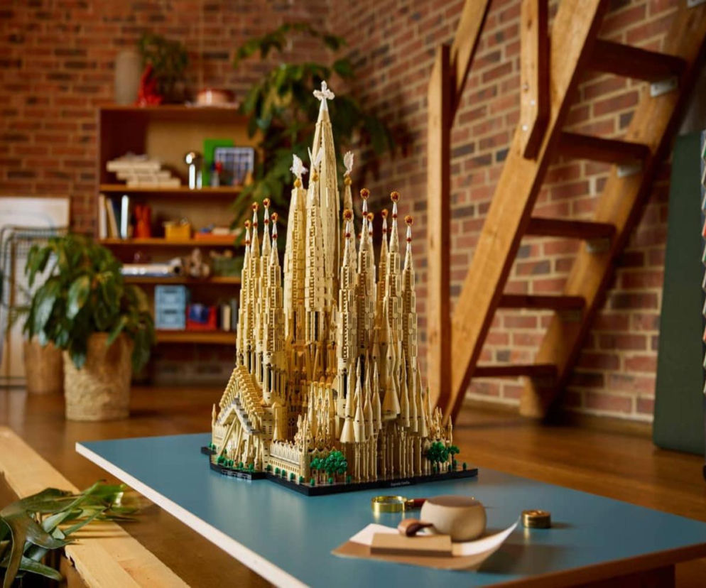 Model bazyliki Sagrada Família zbudowany z klocków Lego, prezentujący szczegółowo fasady i wysokie wieże. Zestaw liczący ponad 12 tysięcy elementów to hołd dla Gaudíego. O tym, jak wygląda jego budowa, możesz przeczytać na portalu Super Biznes.