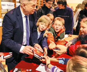 Detektyw rozdał dzieciom prezenty