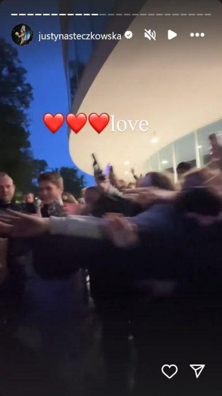 Justyna Steczkowska niczym papież! Gwiazda wyciąga rękę do fanów ze swojego jusiamobile