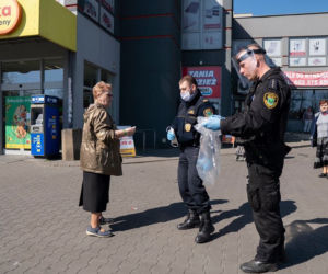 Zakrywanie twarzy OBOWIĄZKOWE! Na Śląsku strażnicy rozdają maski ZA DARMO 