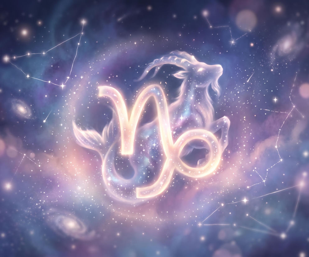 Świecący symbol Koziorożca na tle gwieździstego nieba z sylwetką zwierzęcia. Horoskop dla tego znaku znajdziesz w Eska.