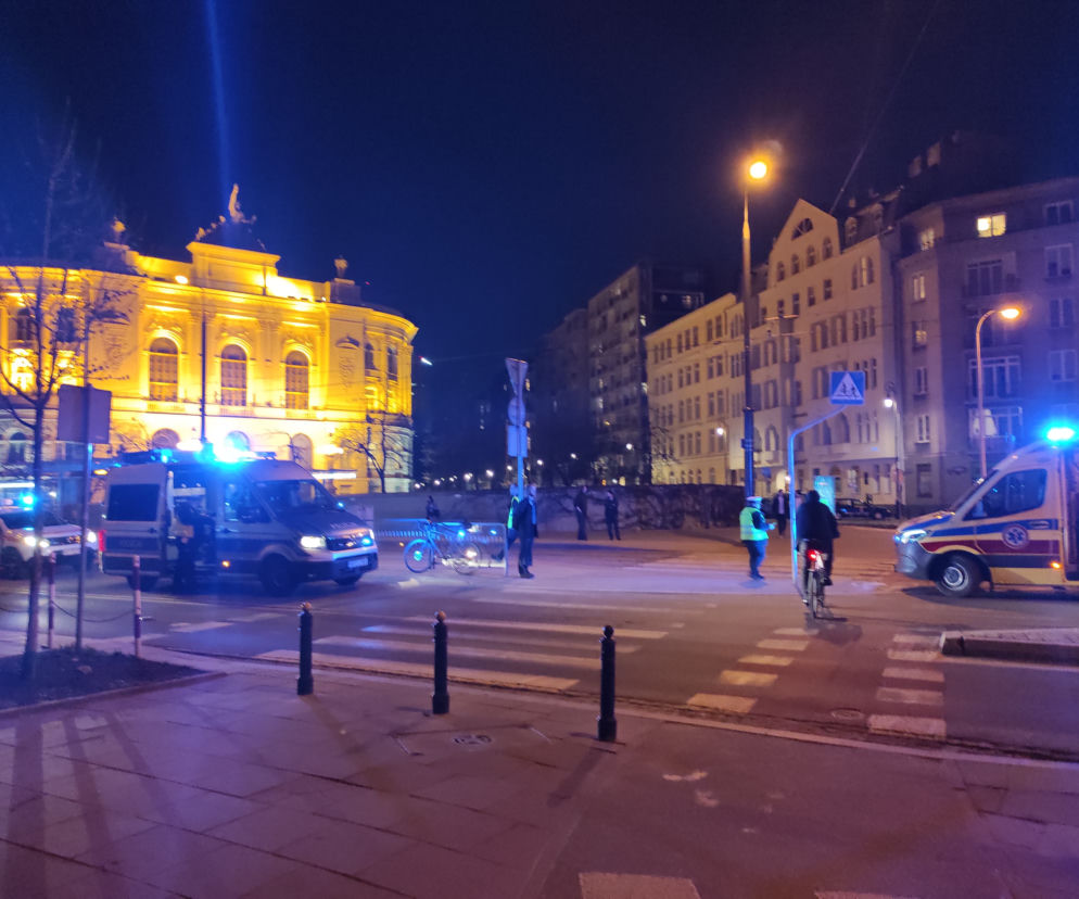 Tragedia na placu Politechniki. Rowerzysta wpadł prosto pod pędzący tramwaj
