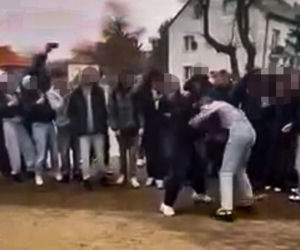 Uczniowie urządzili sobie „ustawkę” pod szkołą! Bójka na oczach tłumu. Nagrania trafiły do sieci