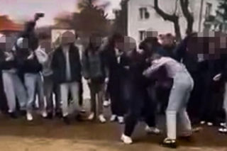 Uczniowie urządzili sobie „ustawkę” pod szkołą! Bójka na oczach tłumu. Nagrania trafiły do sieci