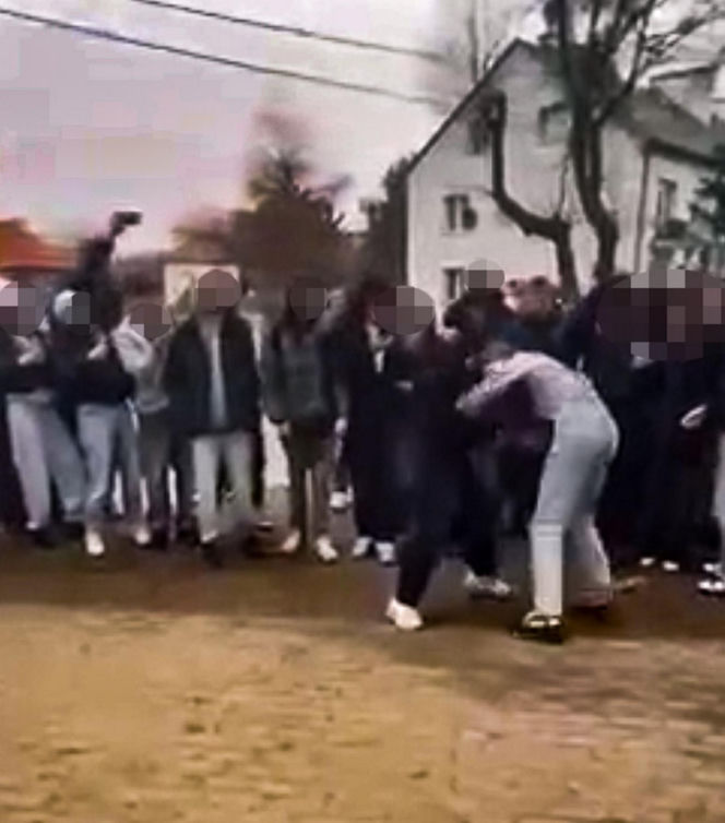 Uczniowie urządzili sobie „ustawkę” pod szkołą! Bójka na oczach tłumu. Nagrania trafiły do sieci