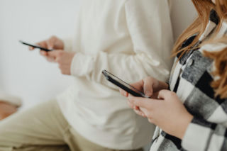 Polacy uzależnieni od smartfonów. Tymi nawykami robimy sobie krzywdę
