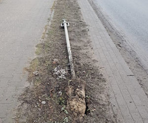 Wyrwał znak drogowy. Będzie się tłumaczył przed sądem
